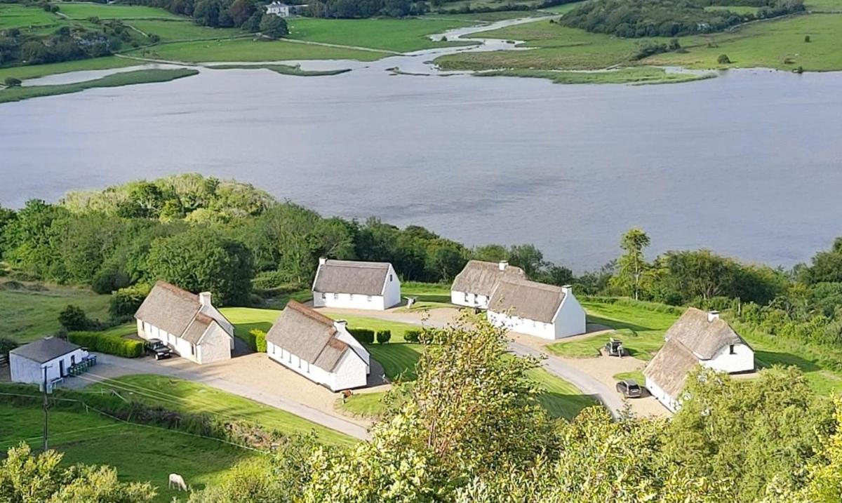 Corofin Lake Cottages Esterno foto